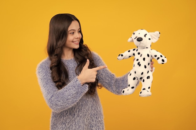 Niña adolescente en ropa casual con juguete de peluche aislado sobre fondo amarillo infancia feliz Adolescente feliz emociones positivas y sonrientes de niña adolescente