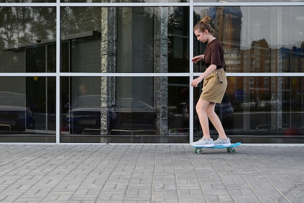 Niña adolescente en skateboard en la ciudad