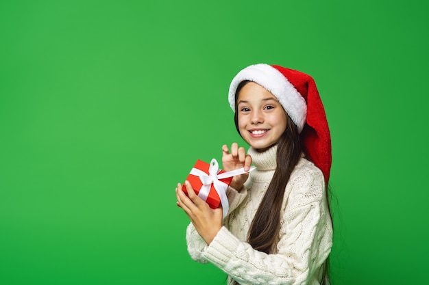 Foto niña adolescente, con, sombrero de santa, caja de regalo