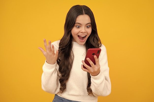 Niña adolescente con teléfono inteligente Chica hipster con teléfono celular