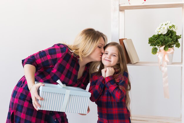 Niña adorable con caja de regalo grande dárselo a su madre