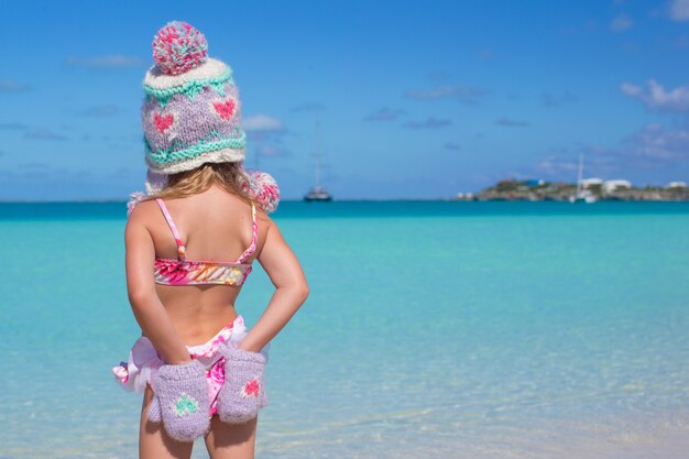 Niña adorable linda en playa tropical