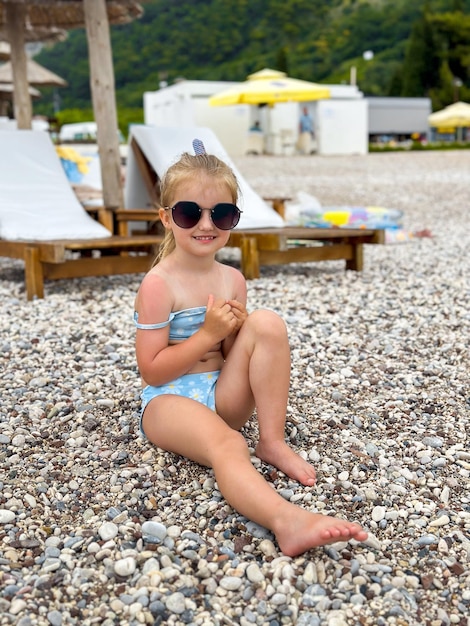 Una niña adorable en la playa durante las vacaciones de verano