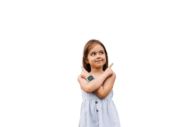 Niña adorable señalando con el dedo sobre fondo blanco con espacio en blanco para el anuncio Idea creativa para la venta de descuento para productos para niños