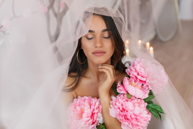 La niña Adoralel cerró los ojos y sostenía un ramo de flores. Foto de alta calidad.