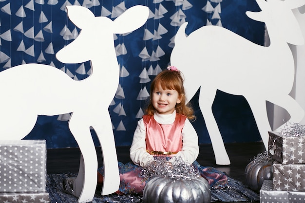 Niña en adornos navideños