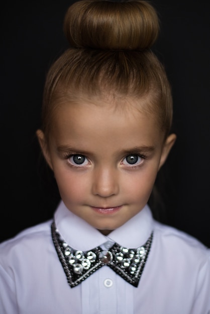 niña adulta, sobre un fondo negro, joyas, collar