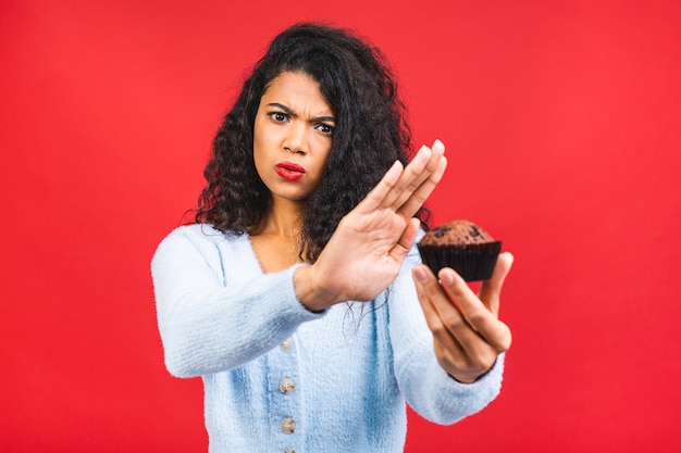 Niña africana americana dice no a las galletas