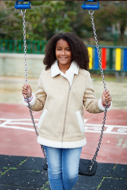 Niña africana con un cabello hermoso en un parque