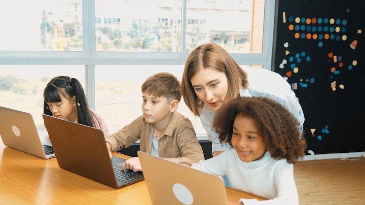 Foto niña africana jugando con una computadora portátil con un amigo multicultural aprendiendo erudición rápida