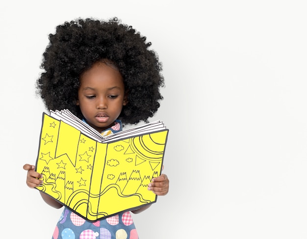 Niña africana leyendo un libro