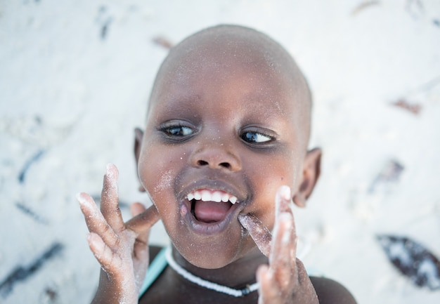 Niña africana linda en la playa