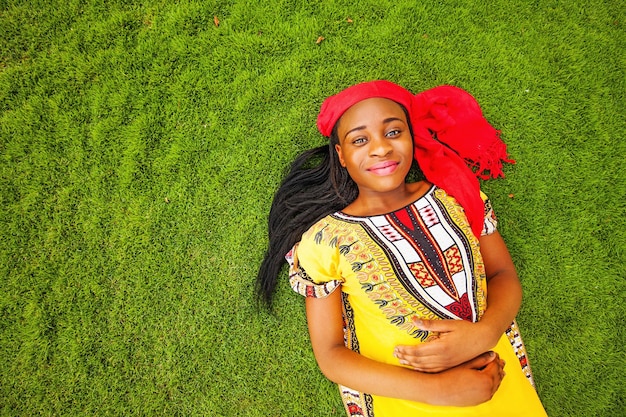 niña africana en ropa tradicional