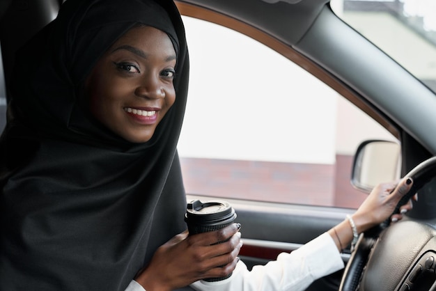 niña africana, sentado, en coche, tenencia, taza de café