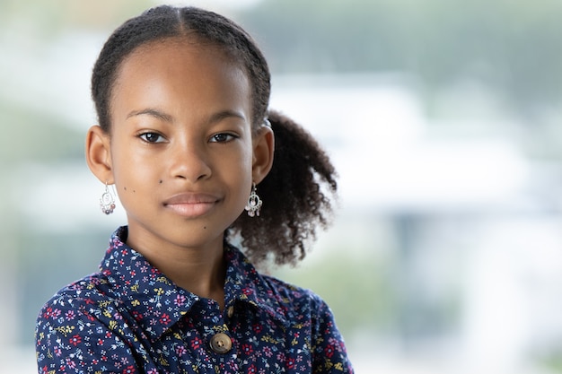 Niña afroamericana en edad escolar primaria