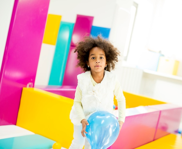 Niña afroamericana con un globo