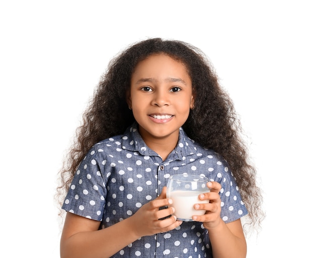 Niña afroamericana con leche en blanco