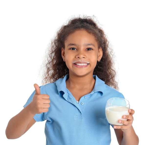 Niña afroamericana con leche mostrando el pulgar hacia arriba en blanco