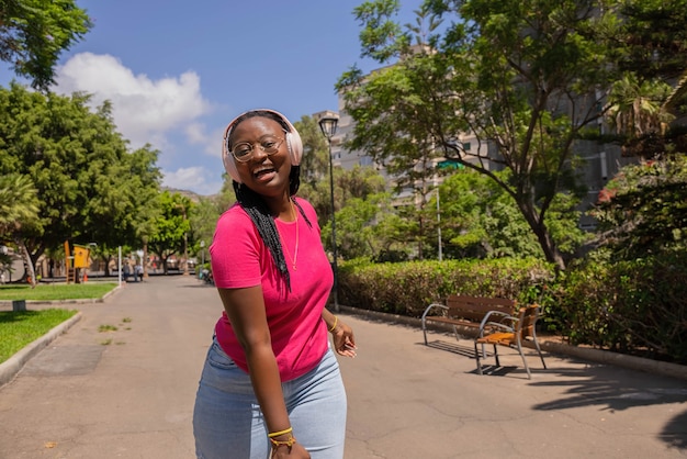 Niña afroamericana patinando hacia la cámara