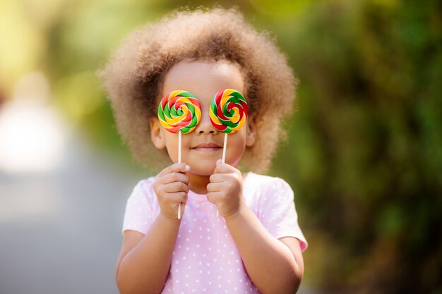 Niña afroamericana en el verano en un paseo