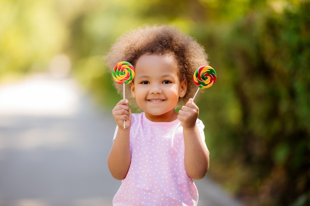 Niña afroamericana en el verano en un paseo