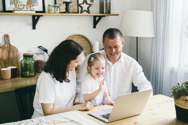 Foto una niña se agita para saludar a la pantalla de la computadora portátil