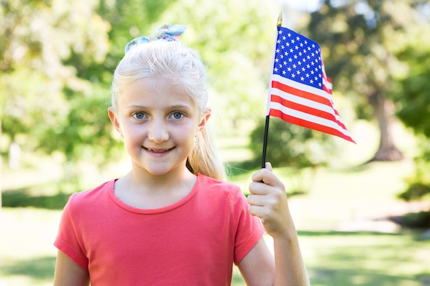 Niña agitando la bandera americana