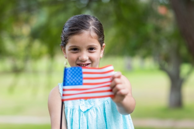 Niña agitando la bandera americana