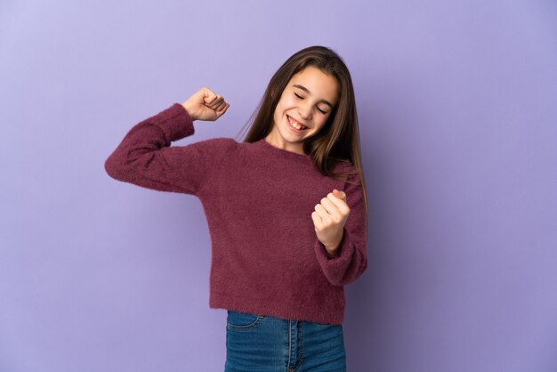 Niña aislada celebrando una victoria