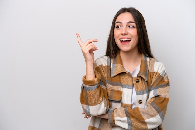 Niña aislada de fondo blanco con la intención de darse cuenta de la solución mientras levanta un dedo