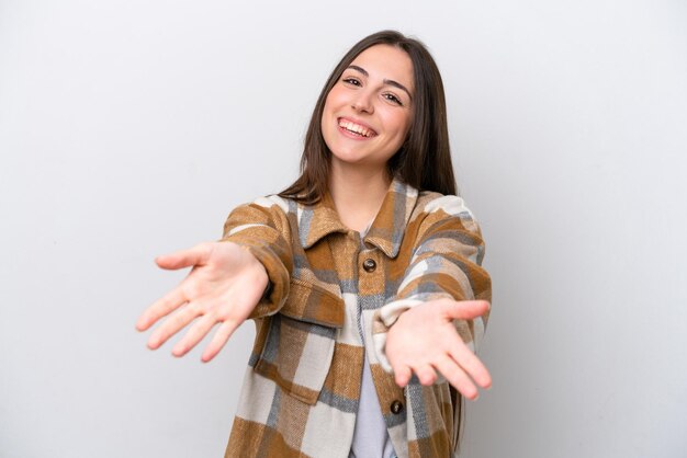 Foto niña aislada de fondo blanco presentando e invitando a venir con la mano