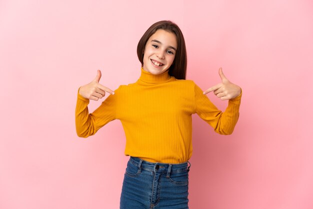 Niña aislada en la pared rosa orgullosa y satisfecha de sí misma