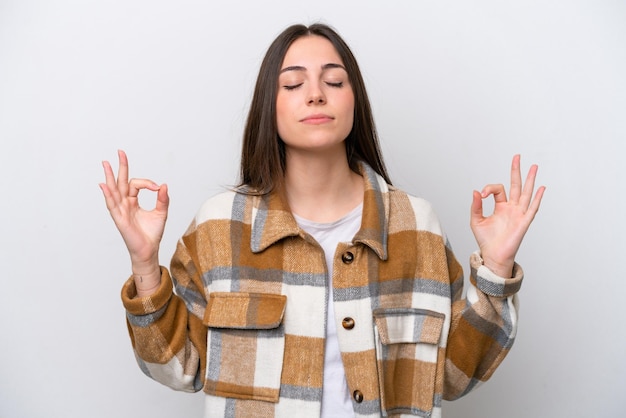 Foto niña aislada sobre fondo blanco en pose zen