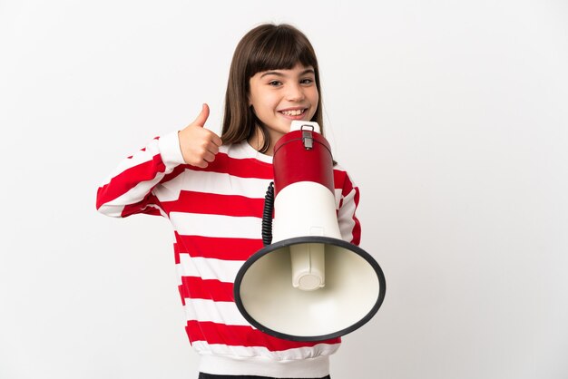 Niña aislada sobre fondo blanco sosteniendo un megáfono con el pulgar hacia arriba