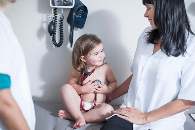 Niña al examen en el pediatra