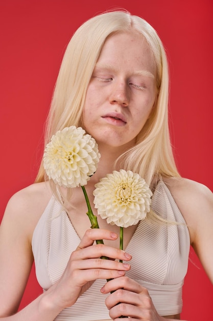 Niña albina con flores blancas