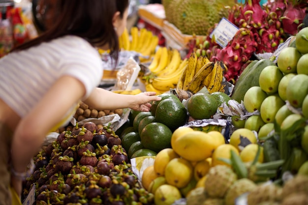 Foto niña alcanzando el aguacate