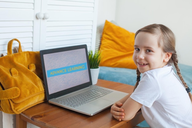 Niña alegre aprendiendo en casa