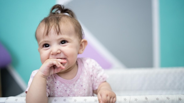 Foto niña alegre chupándose los dedos