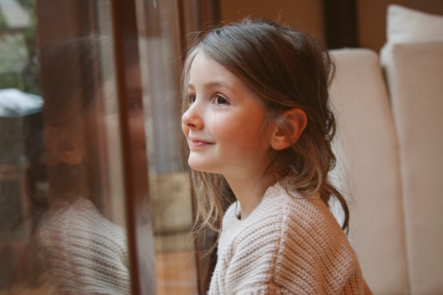 Niña alegre esperando Navidad