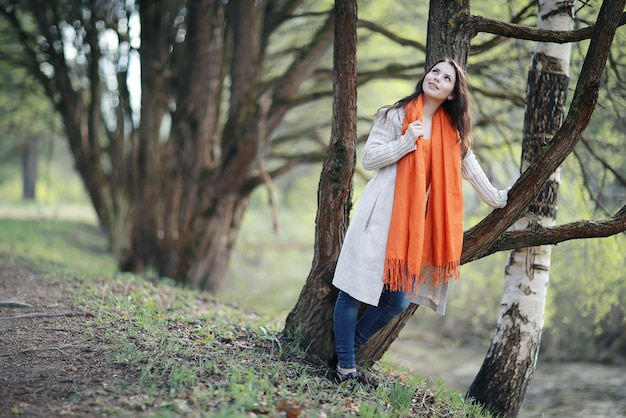 niña alegre y feliz en el bosque de primavera