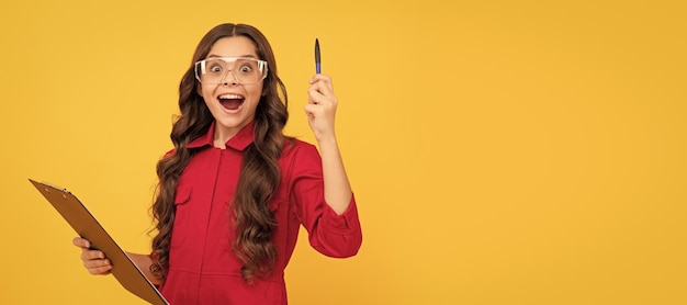 Niña alegre con gafas inspirada en una gran idea de creatividad Constructor de niños con gafas protectoras Diseño de carteles horizontales Espacio de copia de encabezado de pancarta