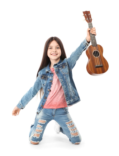 Foto niña alegre con guitarra aislada en blanco