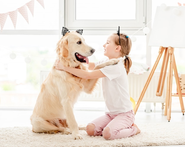 Niña alegre con lindo perro