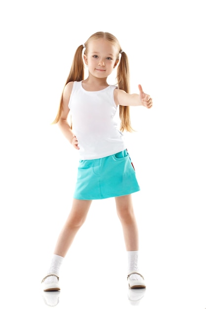 Una niña alegre mostrando los pulgares hacia arriba