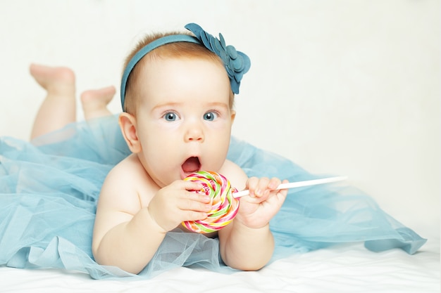 Niña alegre, retrato de tarjeta de cumpleaños