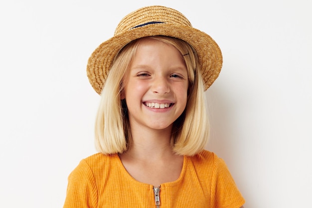 Niña alegre con sombrero posando infancia de moda