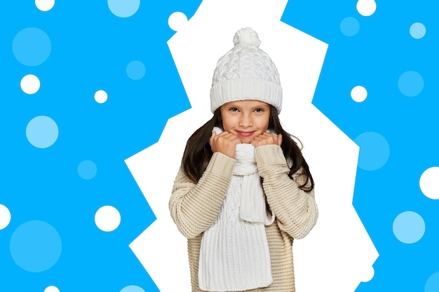 Niña alegre con sombrero de punto de invierno blanco