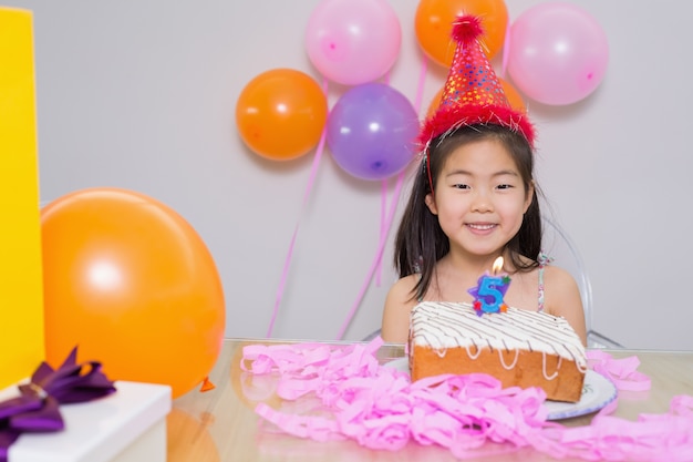 Niña alegre en su fiesta de cumpleaños