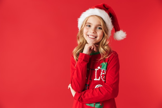 Niña alegre vistiendo traje de Navidad que se encuentran aisladas, mirando